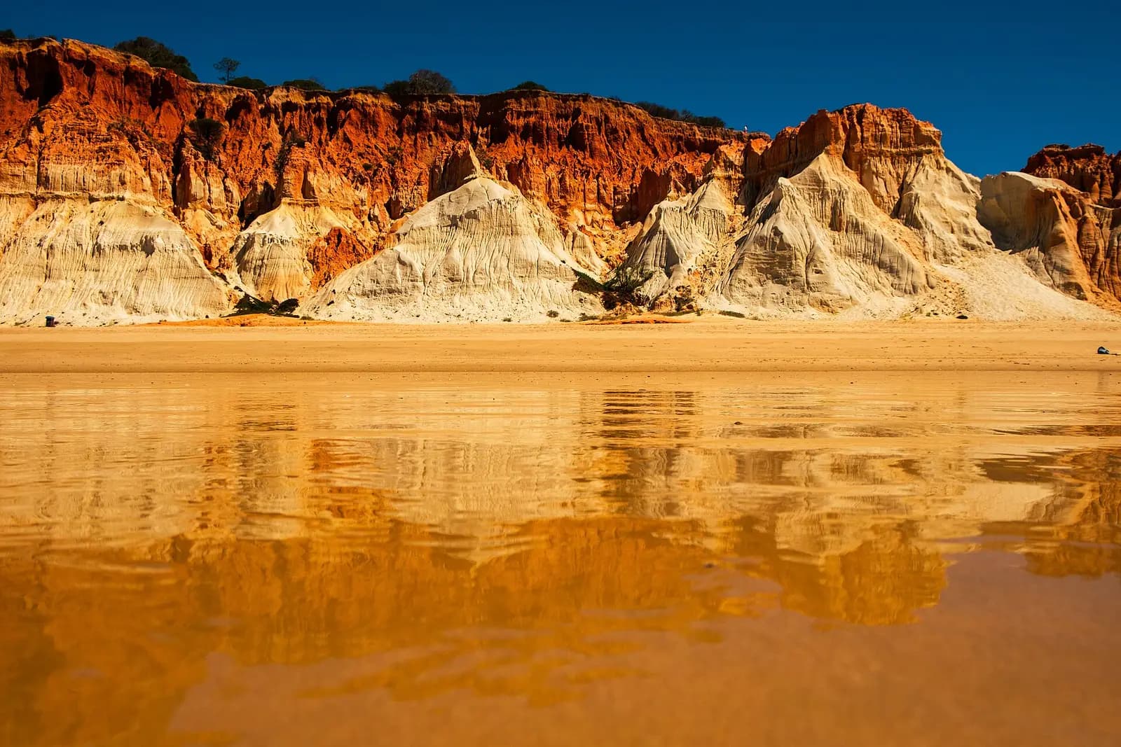 Sandsteinfelsen und Strand an der Algarve