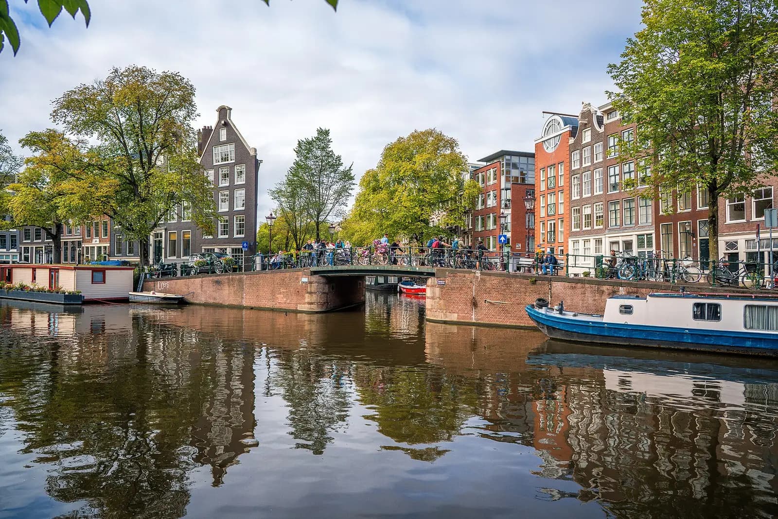 Grachten und Häuser in Amsterdam