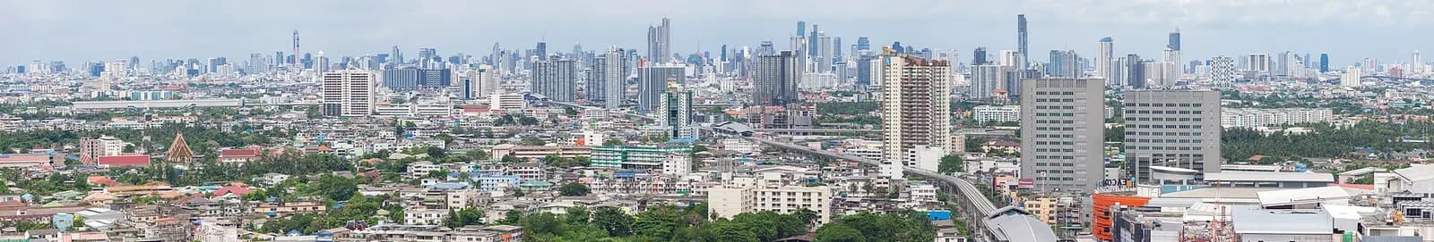 Tempel und Skyline von Bangkok