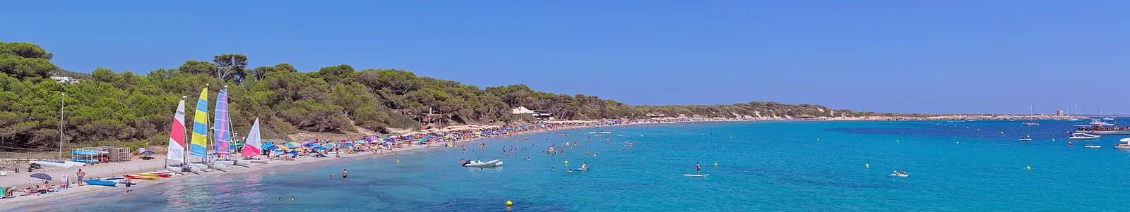 Bucht mit türkisem Wasser auf Ibiza
