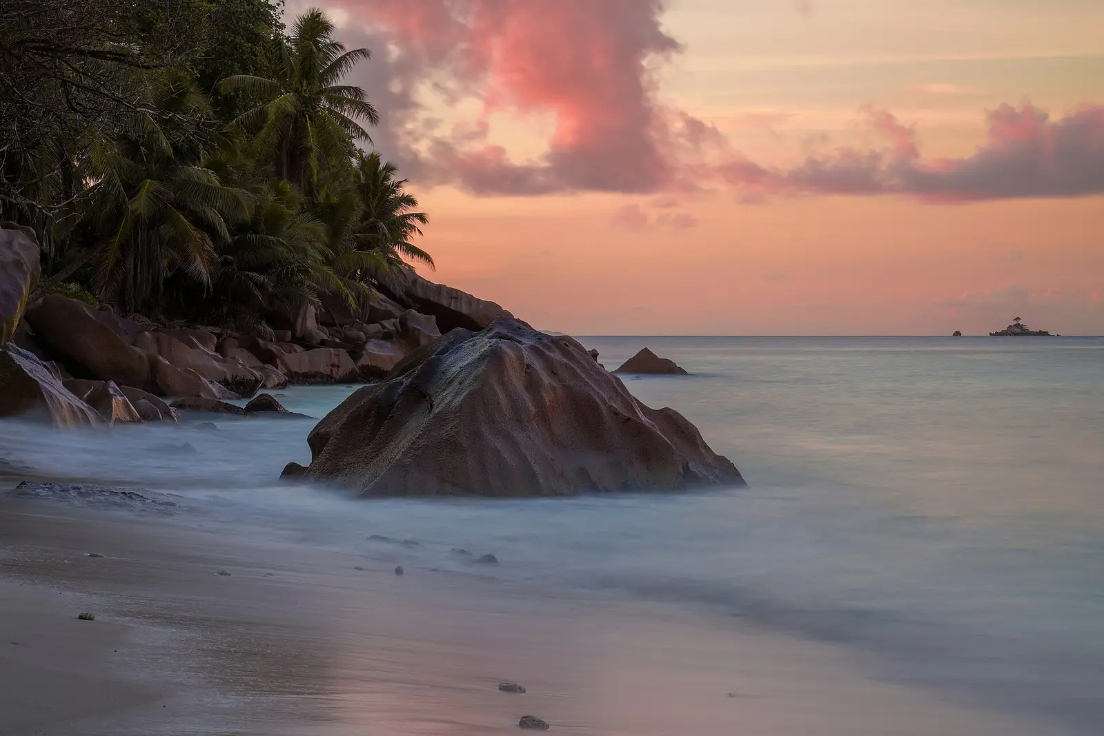 Granitfelsen am Strand der Seychellen
