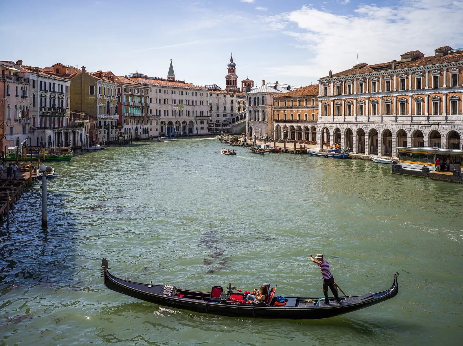 Kanal mit Gondeln in Venedig